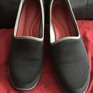 🤩 women’s CROCS FLATS 🤩